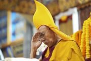 Надев желтую шапку пандиты, Его Святейшество Далай-лама участвует в молебне о долголетии, который подносят ему Ассоциация тибетских женщин, выпускники Центральной школы для тибетцев в Далхаузи и представители районов Лхасы. Дхарамсала, штат Химачал-Прадеш, Индия. 18 сентября 2024 г. Фото: Тензин Чойджор (офис ЕСДЛ).