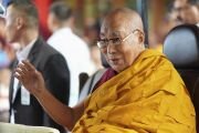 Возвращаясь в свою резиденцию по завершении церемонии подношения молебна о долголетии, Его Святейшество Далай-лама машет рукой на прощание. Дхарамсала, штат Химачал-Прадеш, Индия. 18 сентября 2024 г. Фото: Тензин Чойджор (офис ЕСДЛ).