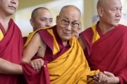 Покидая главный тибетский храм по окончании учения для буддистов из Тайваня, Его Святейшество Далай-лама улыбается слушателям. Дхарамсала, штат Химачал-Прадеш, Индия. 30 сентября 2024 г. Фото: Тензин Чойджор (офис ЕСДЛ).