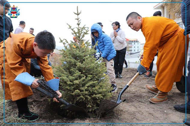 Богдо-гэгэн Джебцзундамба-хутухта X посадил дерево в монастыре Гандан Тегченлинг