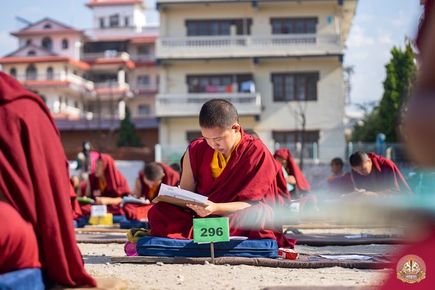 В монастыре Ка-Ньинг Шедруб Линг молодые монахи проходят серию экзаменов