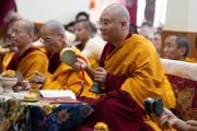 Чангкья Ринпоче возглавляет молебен о долголетии Его Святейшества Далай-ламы, организованный буддистами из Тайваня в главном тибетском храме. Дхарамсала, штат Химачал-Прадеш, Индия. 1 октября 2024 г. Фото: Тензин Чойджор (офис ЕСДЛ).