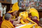 Чангкья Ринпоче совершает подношение Его Святейшеству Далай-ламе во время молебна о долголетии, организованного буддистами из Тайваня. Дхарамсала, штат Химачал-Прадеш, Индия. 1 октября 2024 г. Фото: Тензин Чойджор (офис ЕСДЛ).