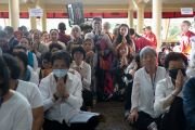 Верующие, расположившиеся у дверей главного тибетского храма, наблюдают за ходом молебна о долголетии, который подносят Его Святейшеству Далай-ламе буддисты из Тайваня. Дхарамсала, штат Химачал-Прадеш, Индия. 1 октября 2024 г. Фото: Тензин Чойджор (офис ЕСДЛ).