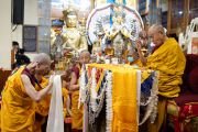 Настоятель тайваньского фонда Bliss & Wisdom Foundation совершает подношение Его Святейшеству Далай-ламе. Дхарамсала, штат Химачал-Прадеш, Индия. 1 октября 2024 г. Фото: дост. Замлинг Норбу (офис ЕСДЛ).
