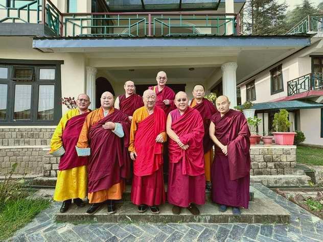 Линг Ринпоче встретился с Дэмбэрэлийн Чойжамц, Наро Панчен-хутухтой и даровал учение группе буддистов Монголии