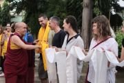 Русскоязычные участники ретрита встречают геше ла в Рут Институте