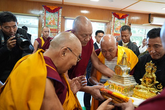 Его Святейшество Далай-лама даровал аудиенцию сотрудникам Библиотеки тибетских трудов и архивов