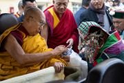 Жительница Киннаура в национальном костюме подносит традиционное приветствие Его Святейшеству Далай-ламе, прибывшему во двор главного тибетского храма. Дхарамсала, штат Химачал-Прадеш, Индия. 6 декабря 2024 г. Фото: дост. Замлинг Норбу (офис ЕСДЛ).