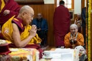 Лочен Ринпоче совершает подношение мандалы во время молебна о долголетии Его Святейшества Далай-ламы. Дхарамсала, штат Химачал-Прадеш, Индия. 6 декабря 2024 г. Фото: Тензин Чойджор (офис ЕСДЛ).