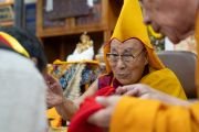 Его Святейшество Далай-лама в золотой шапке пандиты во время подношения молебна о долголетии, организованного в главном тибетском храме. Дхарамсала, штат Химачал-Прадеш, Индия. 6 декабря 2024 г. Фото: Тензин Чойджор (офис ЕСДЛ).