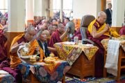 Линг Ринпоче совершает ритуалы во время молебна по случаю Дня Ламы Цонкапы, возглавляемого Его Святейшеством Далай-ламой. Дхарамсала, штат Химачал-Прадеш, Индия. 25 декабря 2024 г. Фото: Тензин Чойджор (офис ЕСДЛ).