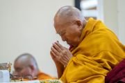 Его Святейшество Далай-лама возглавляет молебен по случаю Дня Ламы Цонкапы в главном тибетском храме. Дхарамсала, штат Химачал-Прадеш, Индия. 25 декабря 2024 г. Фото: Тензин Чойджор (офис ЕСДЛ).