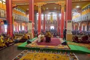 Вид на главный зал собраний монастыря Таши Лхунпо во время поминального молебна по жертвам землетрясения в Тибете, возглавляемого Его Святейшеством Далай-ламой. Билакуппе, штат Карнатака, Индия. 9 января 2025 г. Фото: Тензин Чойджор (офис ЕСДЛ).