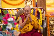 Его Святейшество Далай-лама улыбается участникам приветственной церемонии в главном молитвенном зале монастыря Таши Лхунпо в тибетском поселении Билакуппе, штат Карнатака, Индия. 5 января 2025 г. Фото: Офис ЕСДЛ