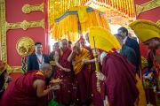 Его Святейшество Далай-лама входит в главный молитвенный зал монастыря Таши Лхунпо в тибетском поселении Билакуппе, штат Карнатака, Индия. 5 января 2025 г. Фото: Офис ЕСДЛ