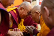 Гаден Трипа Джецун Лобсанг Дордже Пелсангпо обменивается приветствиями с Его Святейшеством Далай-ламой по завершении приветственной церемонии в главном молитвенном зале монастыря Таши Лхунпо в тибетском поселении Билакуппе, штат Карнатака, Индия. 5 января 2025 г. Фото: Офис ЕСДЛ