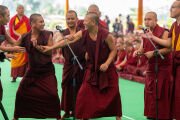 Группа монахов энергично бросает вызов оппонентам в присутствии Его Святейшества Далай-ламы во время зимней сессии диспутов «Джамчо и рикцог» в монастыре Таши Лхунпо в Билакуппе, штат Карнатака, Индия, 18 января 2025 года. Фото Тензин Чойджор
