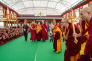 Его Святейшество Далай-лама покидает площадку для диспутов в монастыре Таши Лхунпо, после того как он понаблюдал за зимней сессией диспутов «Джамчо и рикцог». Билакуппе, штат Карнатака, Индия, 18 января 2025 года. Фото Тензин Чойджор