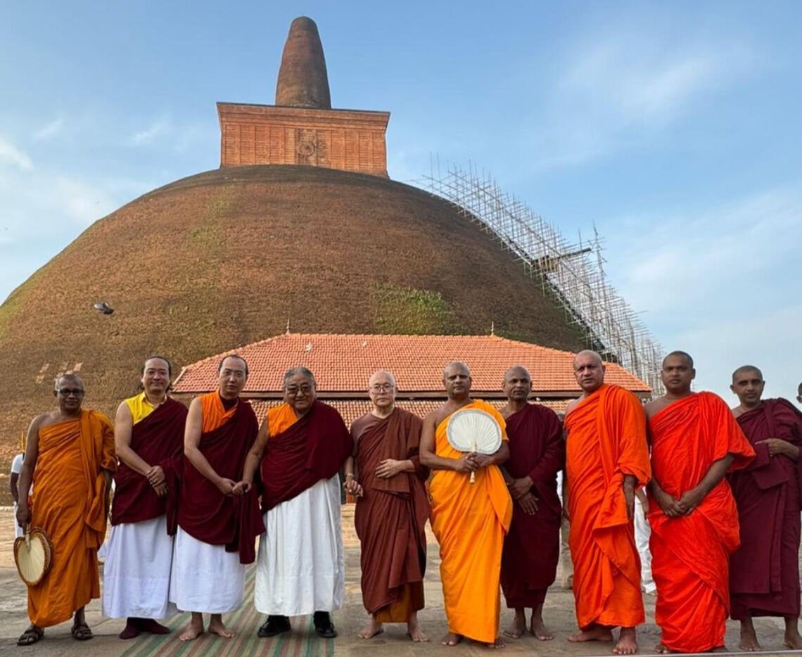 Фото. На Шри-Ланку прибыли главы линии сакья тибетского буддизма