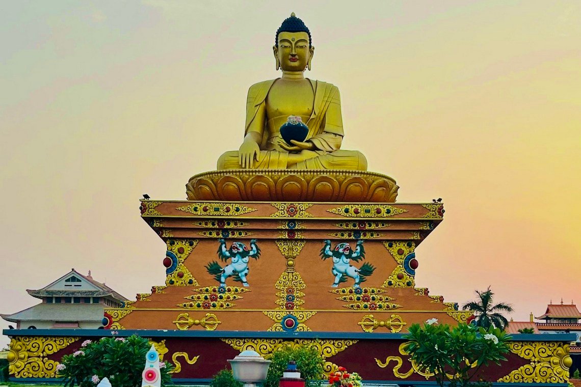 Фото. Дрикунг Кьябгон Четсанг Ринпоче провел церемонию омовения и освящения статуи Будды Шакьямуни в Лумбини