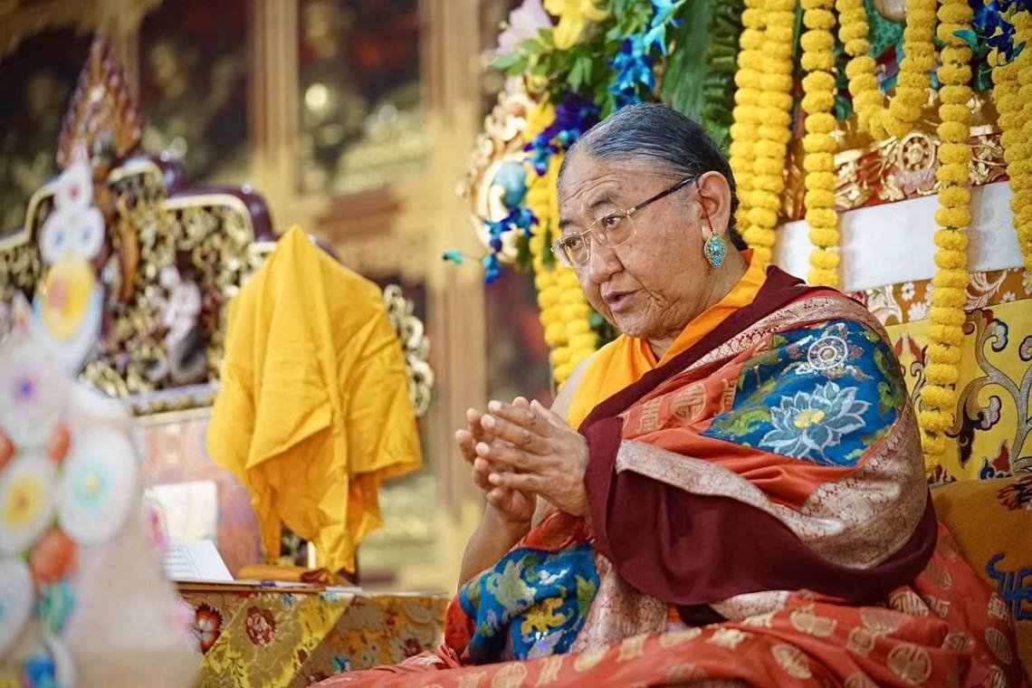 Его Святейшество 41-й Сакья Тричен дарует посвящение долгой жизни в традиции махасиддхи Тангтонга Гьялпо