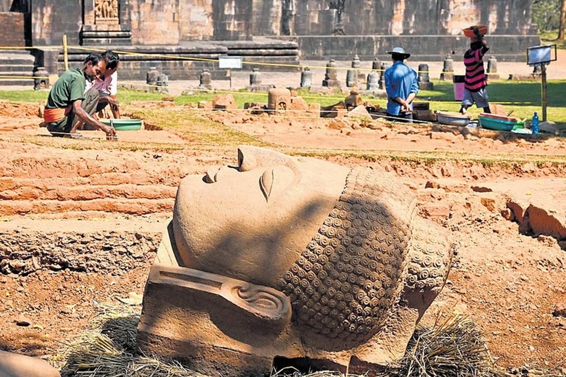 Индийские археологи обнаружили 1300-летние большие головы Будды