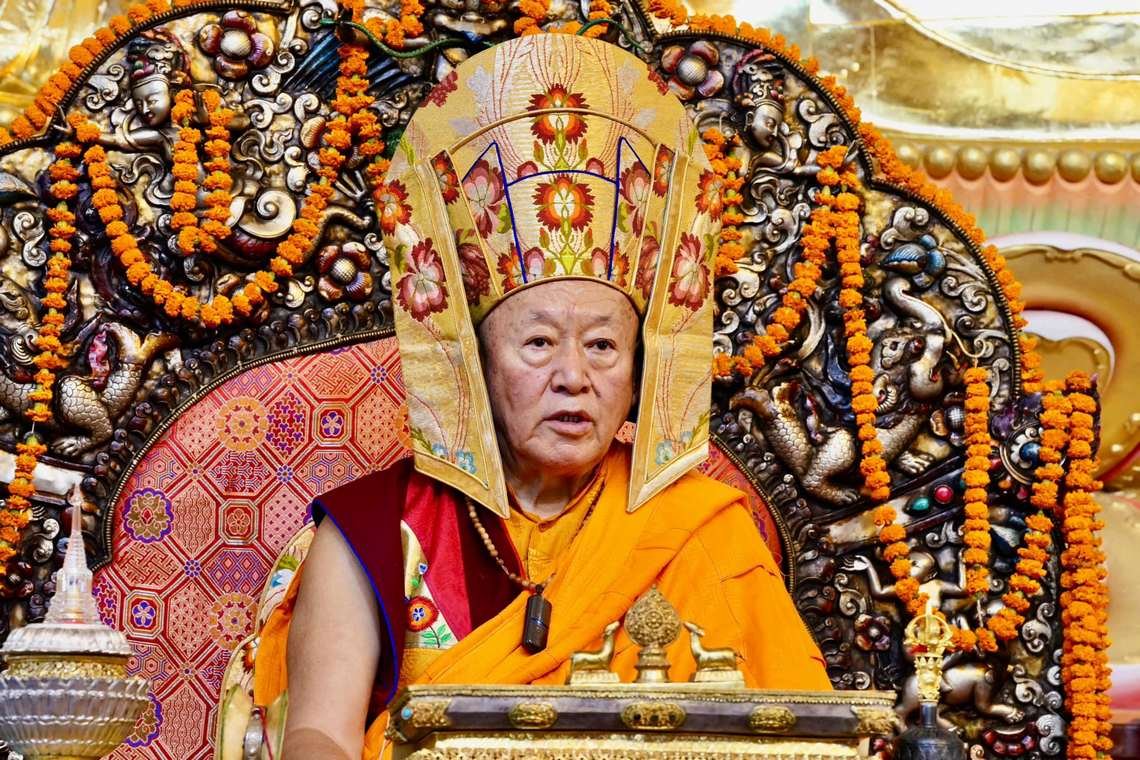 Дрикунг Кьябгон Чецанг Ринпоче дарует посвящения собрания тантр в Индии