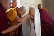 Досточтимый Самдонг Ринпоче приветствует Его Святейшество Далай-ламу, прибывшего в свою старую резиденцию на церемонию подношения молебна о долголетии. Дхарамсала, штат Химачал-Прадеш, Индия. 5 марта 2025 г. Фото: Тензин Чойджор (Офис ЕСДЛ)