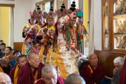 Монахи в ритуальных костюмах входят в зал во время молебна о долголетии Его Святейшества Далай-ламы. Дхарамсала, штат Химачал-Прадеш, Индия. 5 марта 2025 г. Фото: Тензин Чойджор (Офис ЕСДЛ)