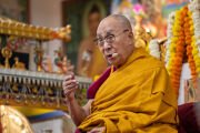 Его Святейшество Далай-лама выступает с обращением во время церемонии подношения молебна о долголетии, организованной монастырем Намгьял и Гаден Пходрангом в его старой резиденции. Дхарамсала, штат Химачал-Прадеш, Индия. 5 марта 2025 г. Фото: Тензин Чойджор (Офис ЕСДЛ)