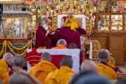 Его Святейшество Далай-лама улыбается собравшимся во время молебна о долголетии, подносимом ему монастырем Нечунга. Дхарамсала, штат Химачал-Прадеш, Индия. 24 марта 2025 г. Фото: дост. Замлинг Норбу (Офис ЕСДЛ)