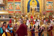 Монахи в ритуальных одеяниях принимают участие в молебне о долголетии Его Святейшества Далай-ламы, организованном монастырем Нечунга. Дхарамсала, штат Химачал-Прадеш, Индия. 24 марта 2025 г. Фото: Тензин Чойджор (Офис ЕСДЛ)