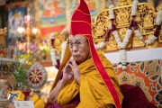 Его Святейшество Далай-лама в красной шапке пандиты во время молебна о долголетии, подносимом ему монастырем Нечунга. Дхарамсала, штат Химачал-Прадеш, Индия. 24 марта 2025 г. Фото: Тензин Чойджор (Офис ЕСДЛ)