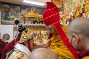 Оракул Нечунг передает послание Его Святейшеству Далай-ламе во время молебна о долголетии духовного лидера. Дхарамсала, штат Химачал-Прадеш, Индия. 24 марта 2025 г. Фото: Тензин Чойджор (Офис ЕСДЛ)