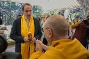 Николас де Сантис, президент и генеральный секретарь Gold Mercury International, вручает награду «Золотой Меркурий» Его Святейшеству Далай-ламе в знак признания его приверженности идеалам мира и сострадания, поддержку образования и отстаивание прав человека. Резиденция Его Святейшества Далай-ламы в Дхарамсале, штат Химачал-Прадеш, Индия. 31 марта 2025 года. Фото: дост. Замлинг Норбу (Офис ЕСДЛ)