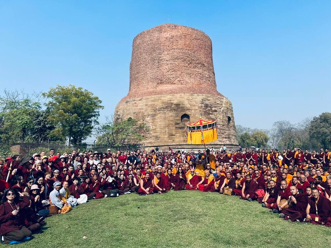 Фото. Дрикунг Кьябгон Чецанг Ринпоче с группой учеников посетил Сарнатх