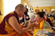 Дост. геше Дордже Дамдул благословляет участников по окончании ретрита. Фото: Церинг Дондруб, Тибетский дом (Дели)