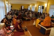 Учебная сессия под руководством дост. геше Дордже Дамдула. Фото: Церинг Дондруб, Тибетский дом (Дели)