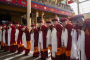 Монахини традиции друкпа кагью встречают Его Святейшество Далай-ламу по прибытии в главный тибетскийхрам для участия в молебне о долголетии. Дхарамсала, штат Химачал-Прадеш, Индия. 2 апреля 2025 года. Фото:Тензин Чойджор (Офис ЕСДЛ)