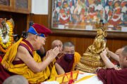 Представители друкпа кагью совершают подношения Его Святейшеству Далай-ламе во время молебна о долголетии, который состоялся в главном тибетском храме Дхарамсалы. Штат Химачал-Прадеш, Индия. 2 апреля 2025 года. Фото: Тензин Чойджор