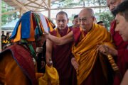 Его Святейшество Далай-лама приветствует пожилого мужчину из Спити, проходя через двор храма Цуглакханг в Дхарамсале, штат Химачал-Прадеш, Индия. 10 апреля 2025 г. Фото: Тензин Чойджор