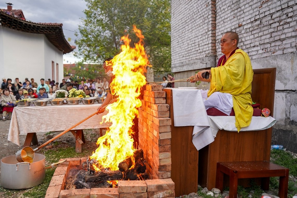 Фото. Монахи Гьюдмеда провели огненную пуджу на территории храма Цеченлинг в Туве