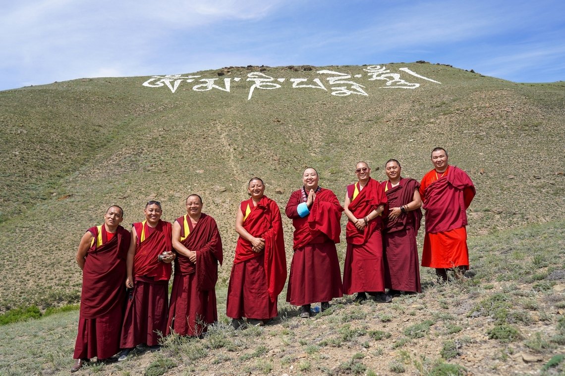 Фото. Монахи Гьюдмеда освятили гигантскую мантру «Ом мани падме хум» на горе Догээ