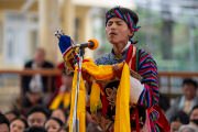 Фото: Артист одной из четырнадцати оперных трупп, участвующих в фестивале Шотон, исполняет песню для Его Святейшества Далай-ламы во дворе главного тибетского храма в Дхарамсале, штат Химачал-Прадеш, Индия. 10 мая 2025 года. Фото: Тензин Чойджор (Офис ЕДЛС)