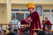 Фото: Артист одной из четырнадцати оперных трупп, участвующих в фестивале Шотон, исполняет песню для Его Святейшества Далай-ламы во дворе главного тибетского храма в Дхарамсале, штат Химачал-Прадеш, Индия. 10 мая 2025 года. Фото: Тензин Чойджор (Офис ЕДЛС)