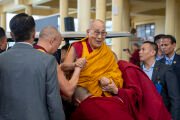 Фото: Его Святейшество Далай-лама готовится вернуться в свою резиденцию по завершении встречи с артистами фестиваля Шотон во дворе главного тибетского храма в Дхарамсале, штат Химачал-Прадеш, Индия. 10 мая 2025 года. Фото: Тензин Чойджор (Офис ЕДЛС)