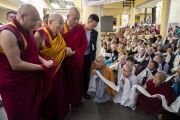 Его Святейшество Далай-лама проходит мимо участников молитвенного собрания «Мани дхундуб» по завершении ритуалов. Главный тибетский храм Цуглаканг, Дхарамсала, Индия. 1 июня 2025 г. Фото: Тензин Чойджор