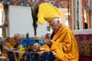 Профессор Самдонг Ринпоче возглавляет молебен о долголетии Его Святейшества Далай-ламы, организованный в главном тибетском храме. Дхарамсала, штат Химачал-Прадеш, Индия. 4 июня 2025 г. Фото: Тензин Чойджор (Офис ЕСДЛ)