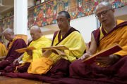 Фото: Монахи монастыря Сера Ме обращаются к Будде Медицины с молитвами о долгой жизни Его Святейшества Далай-ламы в главном тибетском храме. Дхарамсала, штат Химачал-Прадеш, Индия. 15 июня 2025 г. Фото: Тензин Чойджор (Офис ЕСДЛ)